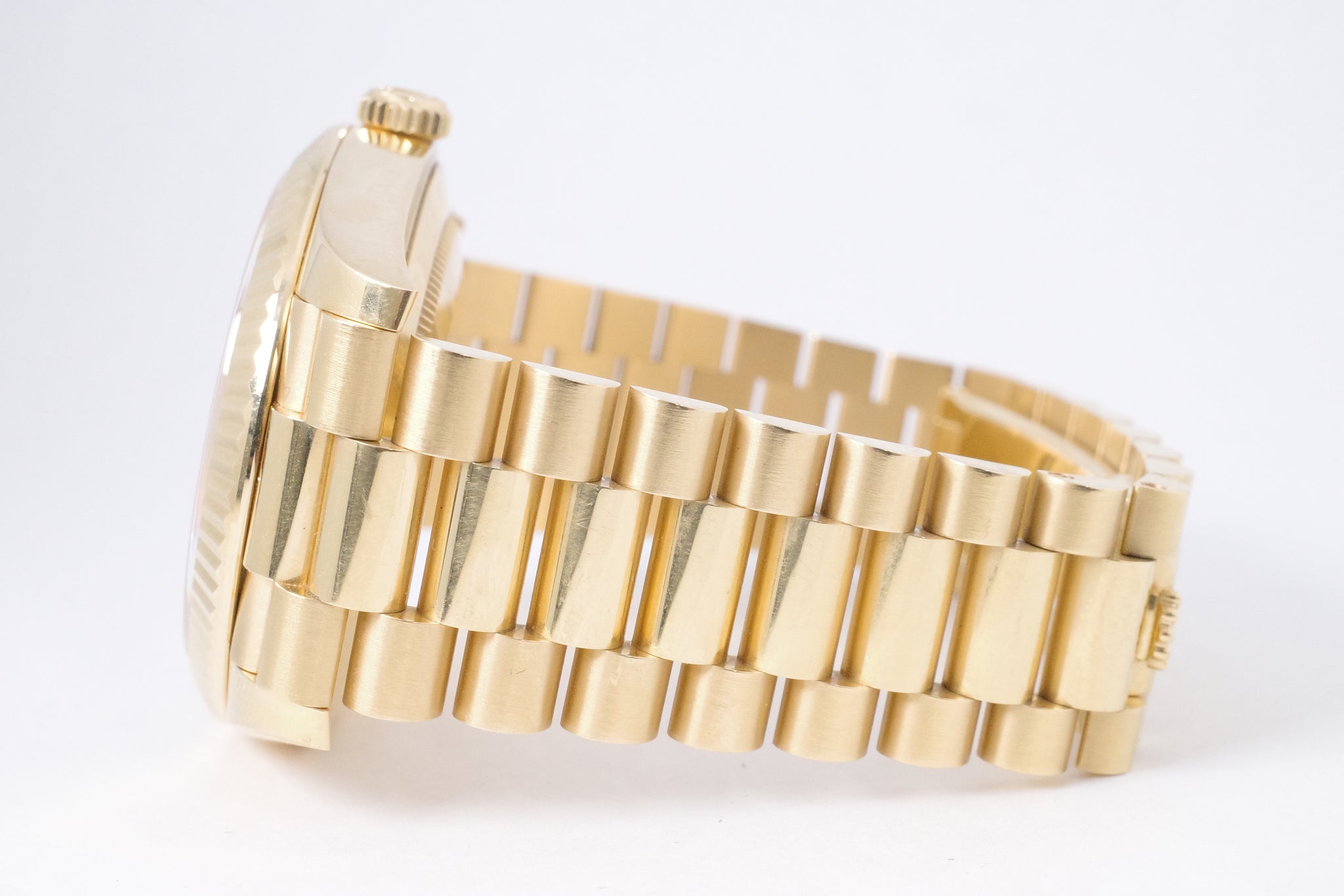 ROLEX 2023 YELLOW GOLD DAY-DATE 40 GREEN ROMAN DIAL ARABIC MIDDLE