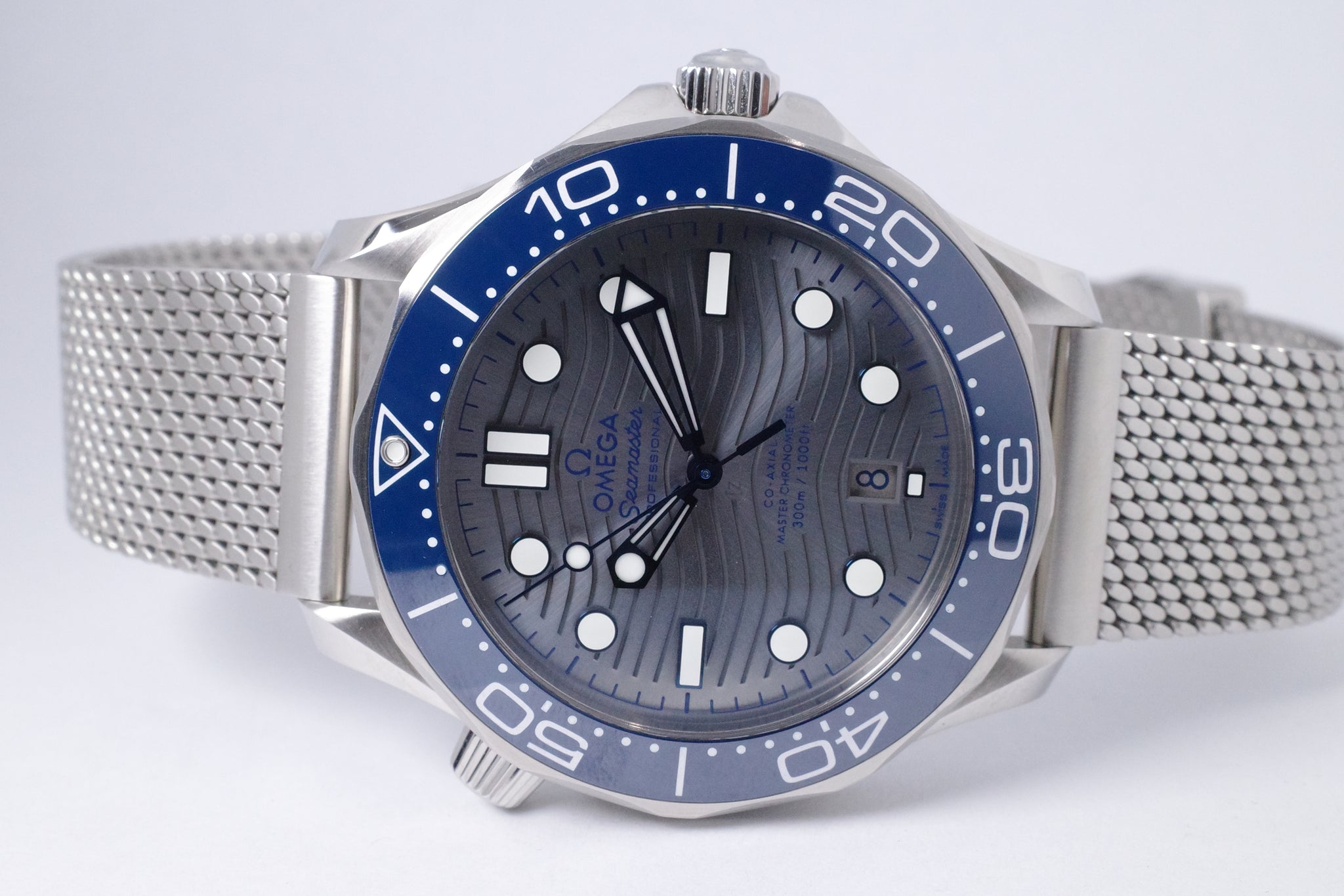 OMEGA SEAMASTER 300M GREY DIAL BLUE RUBBER, 2 BRACELETS, NATO